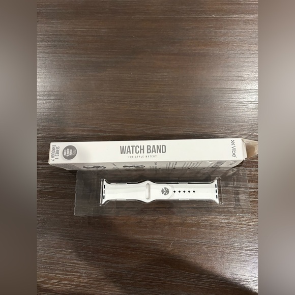 NWT White Silicone Apple Watch Band (Fits 38, 40, 41mm and Series 1-7) - Picture 3 of 5